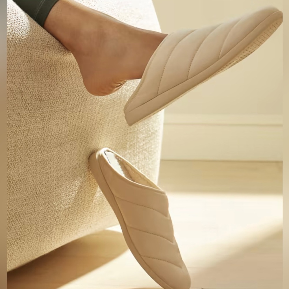 Everlane Slippers NWT, size 7 but runs small